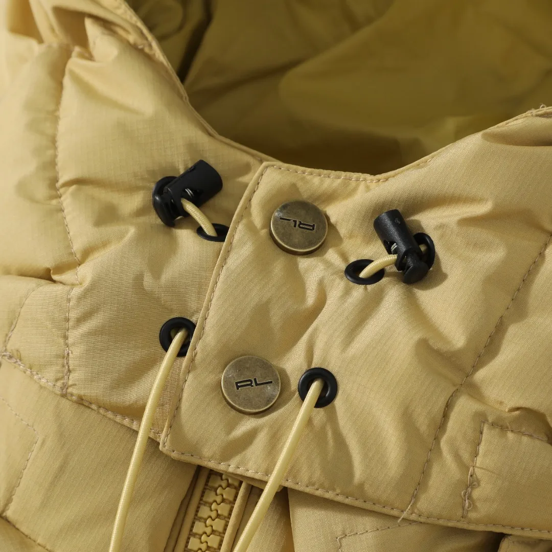 P660 #R54 Ralph Lauren/Ralph Lauren hooded down jacket (top quality, feel free to compare), using imported Barudan embroidery machine, carefully crafted with thousands of needles electric embroidery technology. Imported No. 7 needles and special embroidery thread ensure that every letter of the polo logo is full, three-dimensional and clear, creating the "most expensive embroidery logo" that can be called a work of art. Top-notch velvet core, luxurious warmth. Filled with national standard 80% high-quality white duck down, bringing excellent thermal insulation performance. At the same time, it is lightweight and can quickly regain its fluffiness after compression, bringing you a warm embrace without burden and resisting the harsh winter. Technical fabrics, no fear of wind and snow •Long-lasting fluffy and shape-retaining: High-quality filling ensures that the down jacket is not easy to stiffen and keeps you warm for a long time. •Strict anti-velvet technology: Using 400T gall fabric with pinhole retraction technology, it fundamentally eliminates the phenomenon of velvet leakage and makes wearing more secure. •All-round protective experience: Windproof and waterproof matte fabric, combined with an adjustable hem with a built-in drawstring buckle, can effectively lock in temperature and cold, and cope with changeable weather. Perfect details, creating a classic •Original electroplated YK zipper, smooth and durable, with brand texture highlighted in every detail. •Detachable hood design, one garment can be worn multiple times to meet different occasions and outfit needs. •Original hangtag and washed label, quality guaranteed. Five colors come together for couples to enjoy together: black is cool, beige is gentle, navy is calm, khaki is retro, and green is fresh. Available in five colors, the same style for men and women, it can be worn perfectly as a couple's outfit or a personalized item, becoming an indispensable fashion equipment on the streets in winter. Color: black, khaki, navy blue, army green, beige Size: S M L 66 67